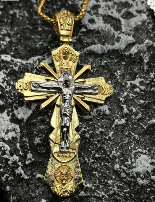 Nalira – náhrdelník s přívěskem v podobě krucifixu